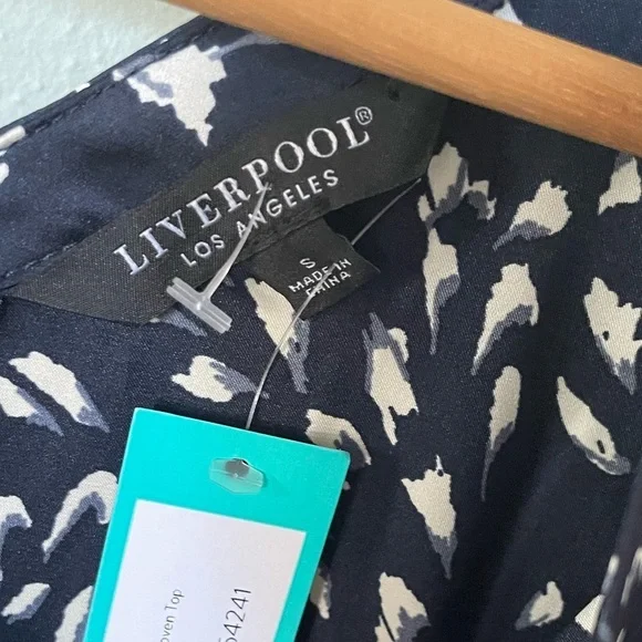 Liverpool Los Angeles Women’s Double V-Neck Flutter Sleeve Stretch Satin Top S - Picture 5 of 12